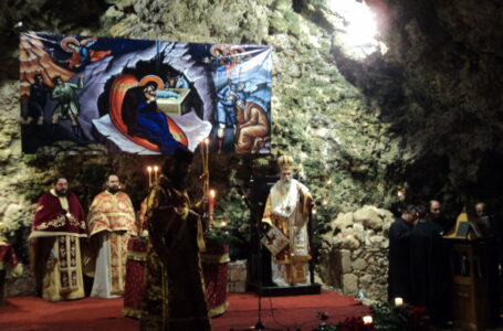 Χριστουγεννιάτικη Θεία Λειτουργία στο σπήλαιο της Μαραθοκεφάλας Κολυμβαρίου